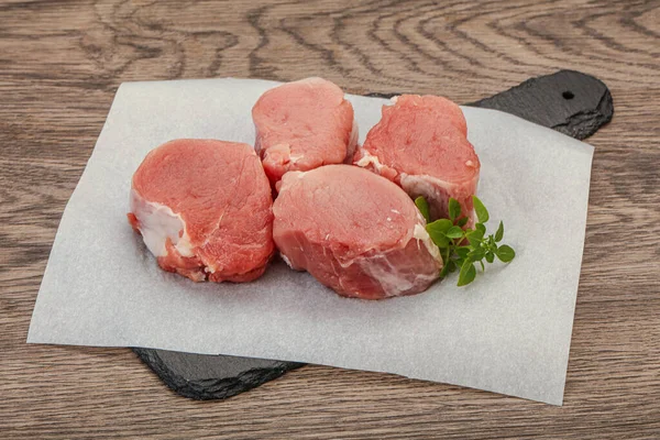 Medalhão Porco Cru Servido Alecrim Para Cozinhar — Fotografia de Stock