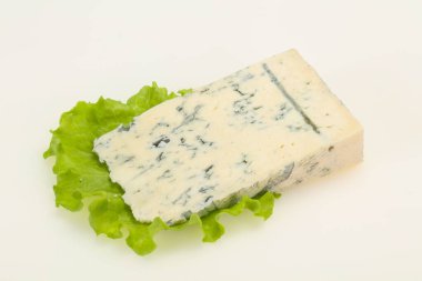 İtalyan geleneksel gorgonzola peyniri beyaza izole edilmiş.