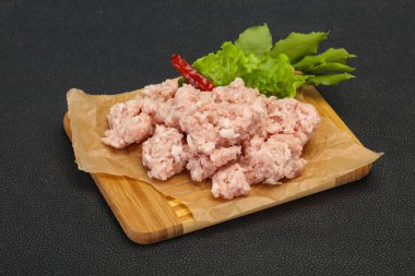 Ev yapımı kıymalı domuz eti pişirmeye hazır.