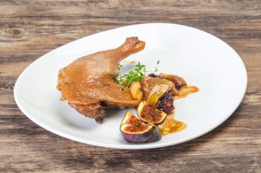 Kavrulmuş. Ördek. erik, incir ve elma ile bacak