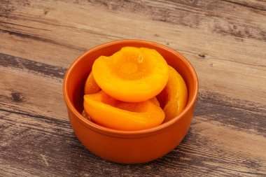 Şırıngayla marine edilmiş şeftali meyvesi.