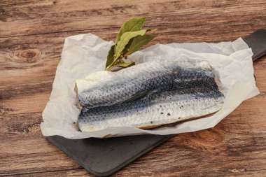 Güvertede deri ve baharatlı ringa filetosu.