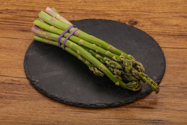 Vejetaryen mutfağı - Pişirmek için çiğ kuşkonmaz yığını