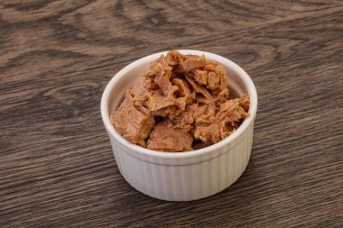 Salata için konserve ton balığı filetosu.