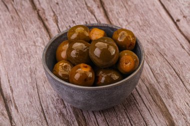 Kasede marine edilmiş feijoa meyvesi.