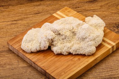 Kızartma için çiğ domuz eti şnitzel.