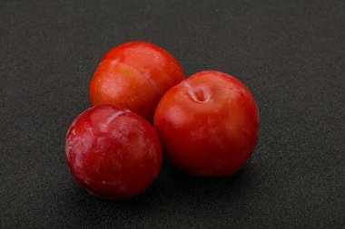 Olgun tatlı kırmızı erik yığını