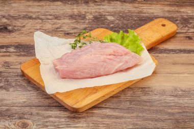 Pişirmek için çiğ hindi göğsü biftek.