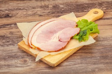 Dilimlenmiş domuz eti.