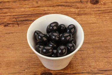 Kasede marine edilmiş siyah zeytin.