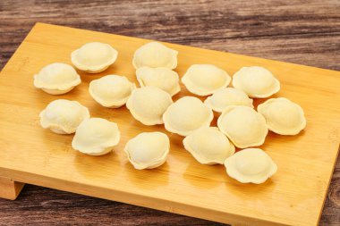 Pişirmek için çiğ etli börek.