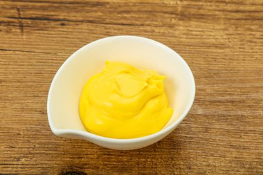 Tabaktaki doğal lezzetli peynir sosu