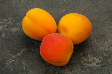 Taze, tatlı, birkaç kayısı meyvesi.