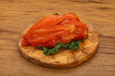 Baharatlı ve otlu füme tavuk göğsü.