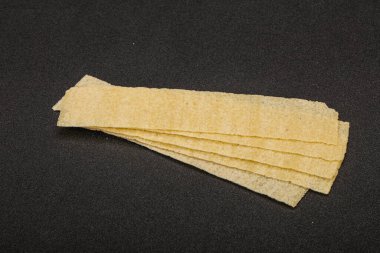 Doğal yağ ve tuzlu patates cipsi yığını. 