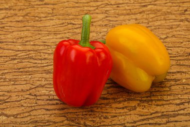 Olgun iki tatlı Bulgar dolma biberi