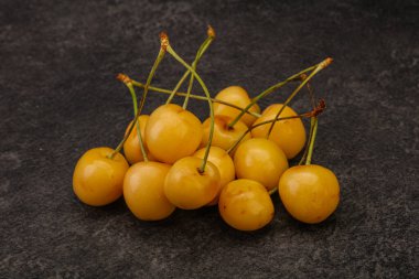 Birkaç tatlı, olgun, sarı kiraz yığını