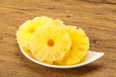 Kavanozda olgun ananas halkaları