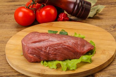 Pişirmek için çiğ et parçası.