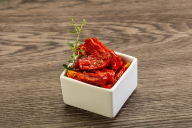 Zeytinyağlı, güneşte kurutulmuş domates, otlar ve baharatlar.