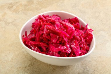 Kasede pancar kökü olan marine edilmiş kırmızı lahana.