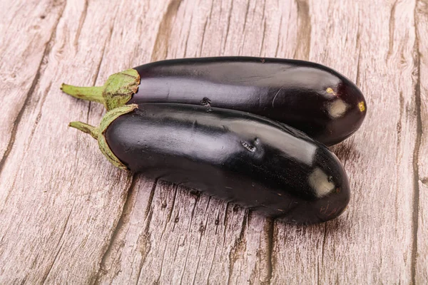 Dos Berenjenas Crudas Maduras Aisladas Para Cocinar — Foto de Stock