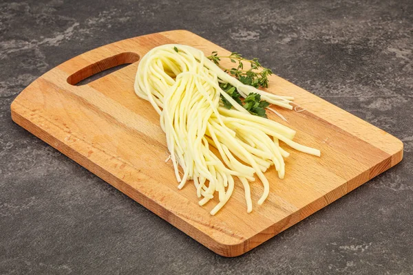 ボード上のスパゲティチーズスナックをチェック — ストック写真