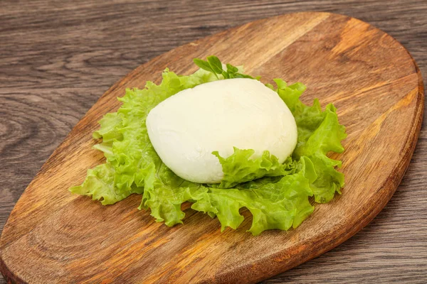 Italienische Mozzarella Käsekugel Über Bord — Stockfoto