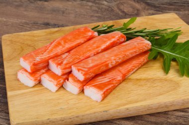Ahşap tahtanın üzerinde yengeç çubuğu surimi