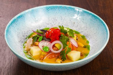 Somon ve sebzeli Gurman Çorbası kişniş ikram