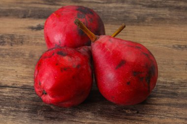 Olgun, tatlı, kırmızı armut yığını