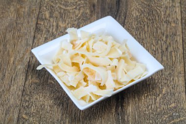 Hindistan cevizi kuru cipsi kasede atıştırmalık.