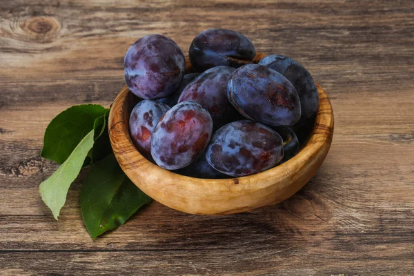 Montón Ciruela Madura Cesta Con Hojas — Foto de Stock