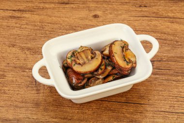 Kavrulmuş şampiyon, kasede otlar ve baharatlar var.