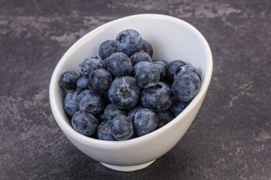 Arka planda tatlı sulu yaban mersini yığını