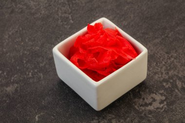 Asya mutfağı terbiye edilmiş zencefil kökü kasede.