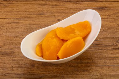 Şuruplu tatlı mango dilimleri.