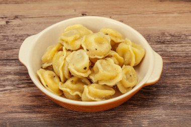 Et ve baharatlı Rus geleneksel hamur tatlısı.