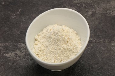 Buğday unu kasede yemek pişirmek için.