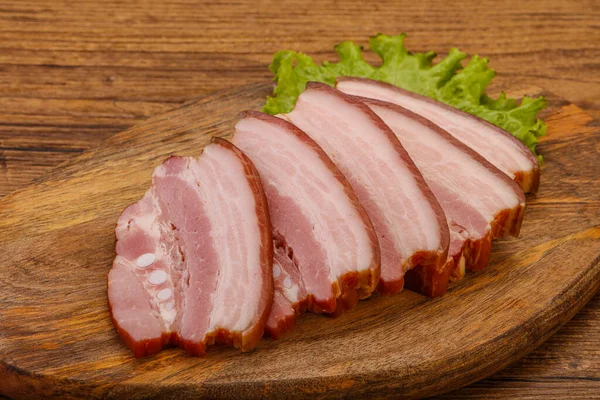 Leckere Geräucherte Schweinsbratenscheibe Über Holzbrett — Stockfoto