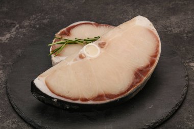 Çiğ köpekbalığı bifteği pişirmek için biberiye servis edilir.