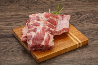 Çiğ domuz kaburgası pişirmek için biberiye servis edilir.