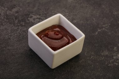 Geleneksel domates barbekü sosu kasede