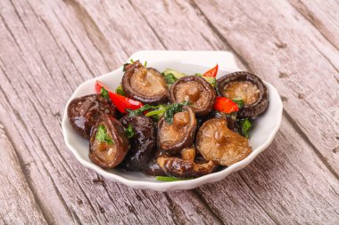 Baharatlı ve otlu terbiye edilmiş Shiitake mantarı.