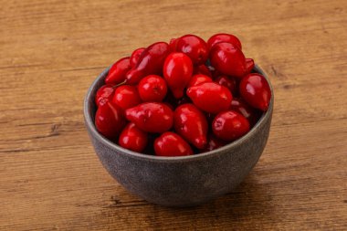 Tatlı ve olgun Cornel veya köpek ağacı meyvesi