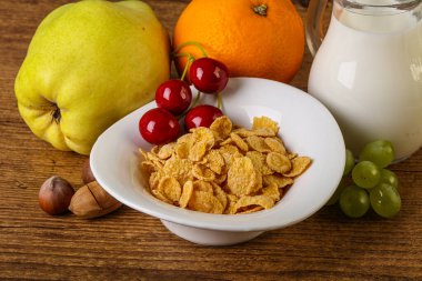 Mısır gevreği, meyve ve sütle kahvaltı