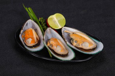 Limonlu ve yeşil biberli yarım midye.