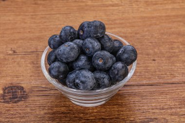 Arka planda tatlı sulu yaban mersini yığını