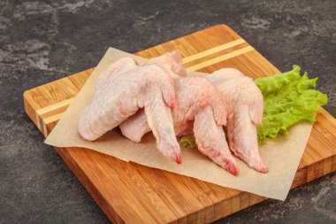 Çiğ tavuk kanatları pişmeye hazır.