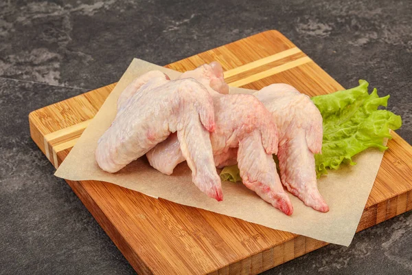 Çiğ tavuk kanatları pişmeye hazır.